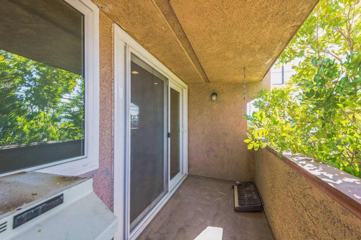 Apartment for rent at 22833 Vanowen St, West Hills, CA 91307