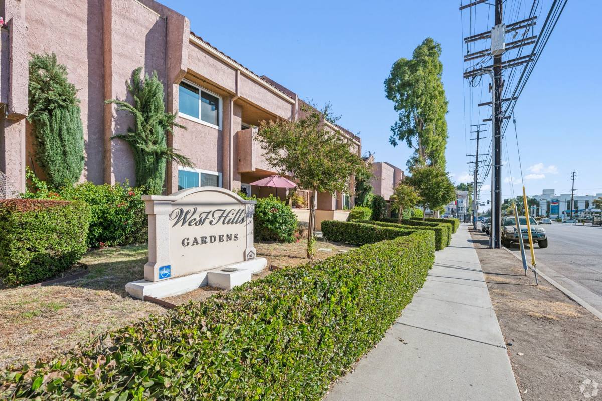 Apartment for rent at 22833 Vanowen St, West Hills, CA 91307