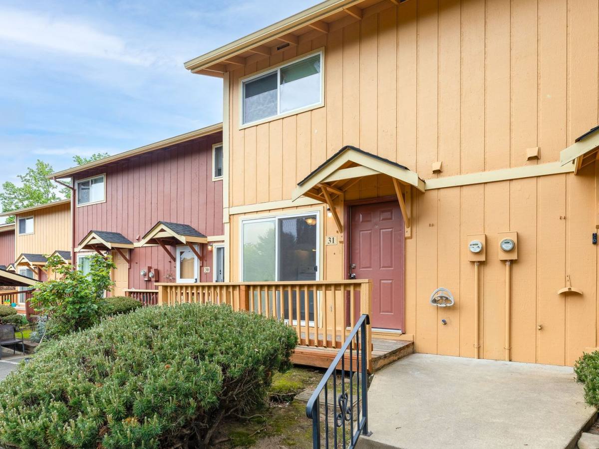 Townhouse for rent at 17420 NE Halsey St, Portland, OR 97230
