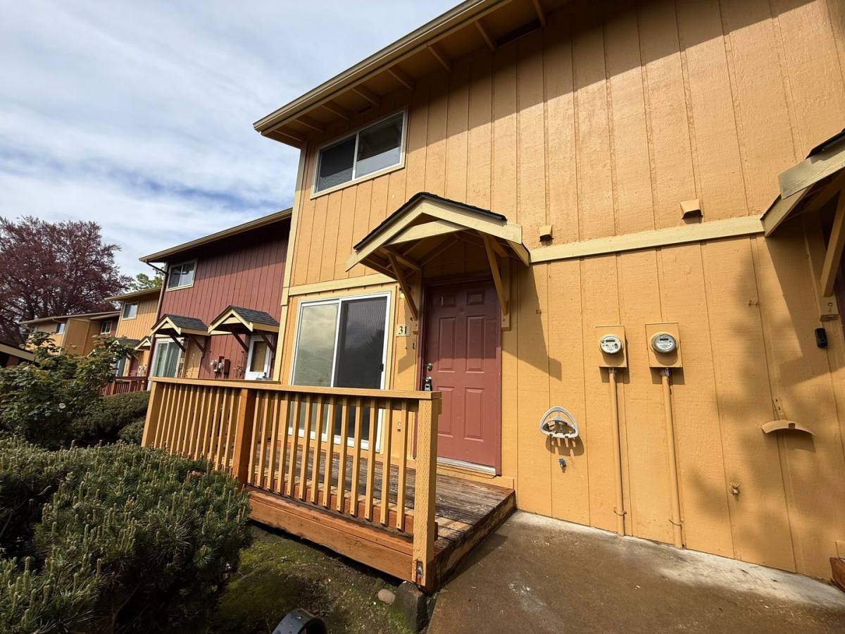 Townhouse for rent at 17420 NE Halsey St, Portland, OR 97230
