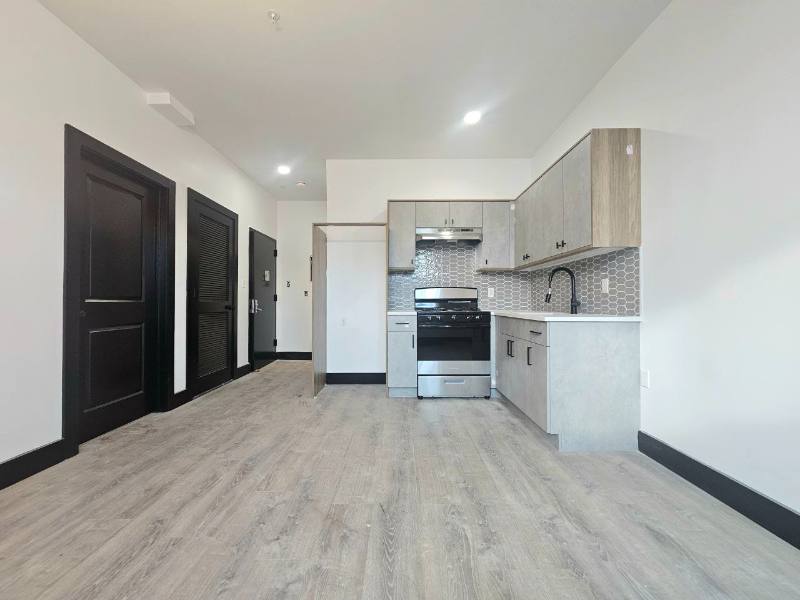 Apartment for rent at 11 Thomas St #1, Newark, NJ 07114