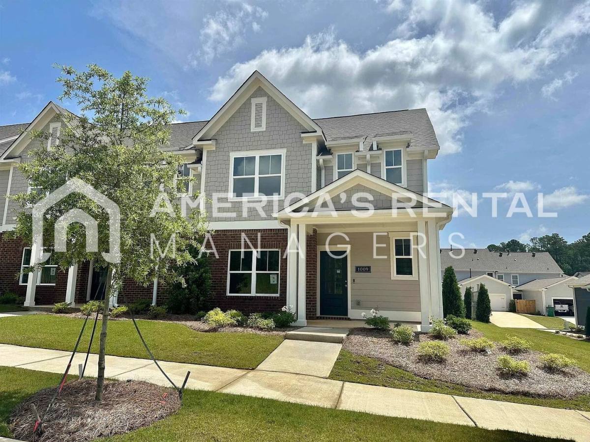 Townhouse for rent at 1009 Grand River Blvd W, Leeds, AL 35094