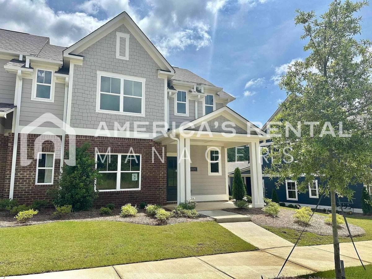 Townhouse for rent at 1009 Grand River Blvd W, Leeds, AL 35094