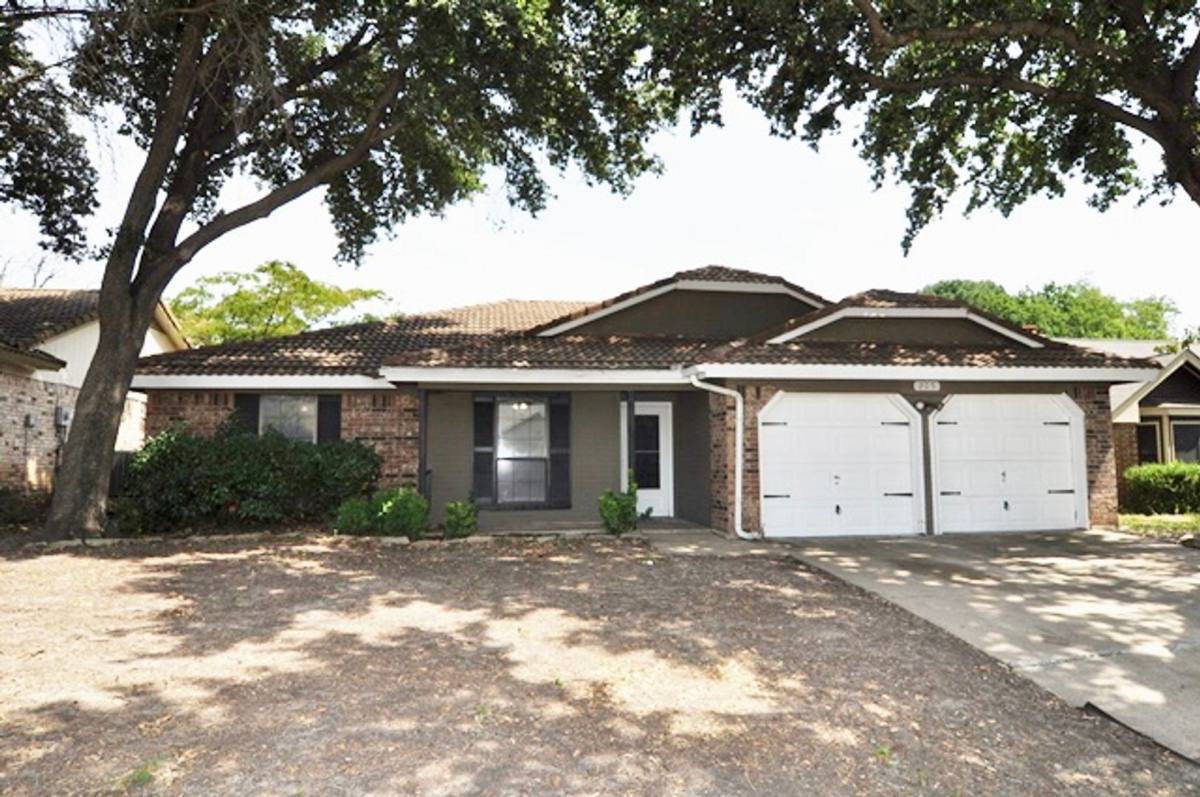 House for rent at 205 Juniper Dr, Arlington, TX 76018
