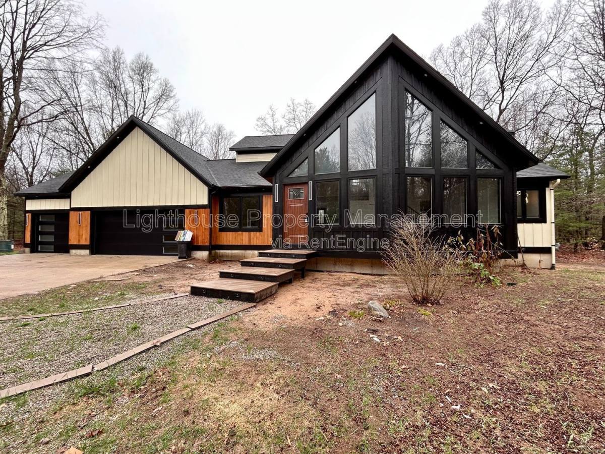 House for rent at 1505 N Green Creek Rd, Muskegon, MI 49445