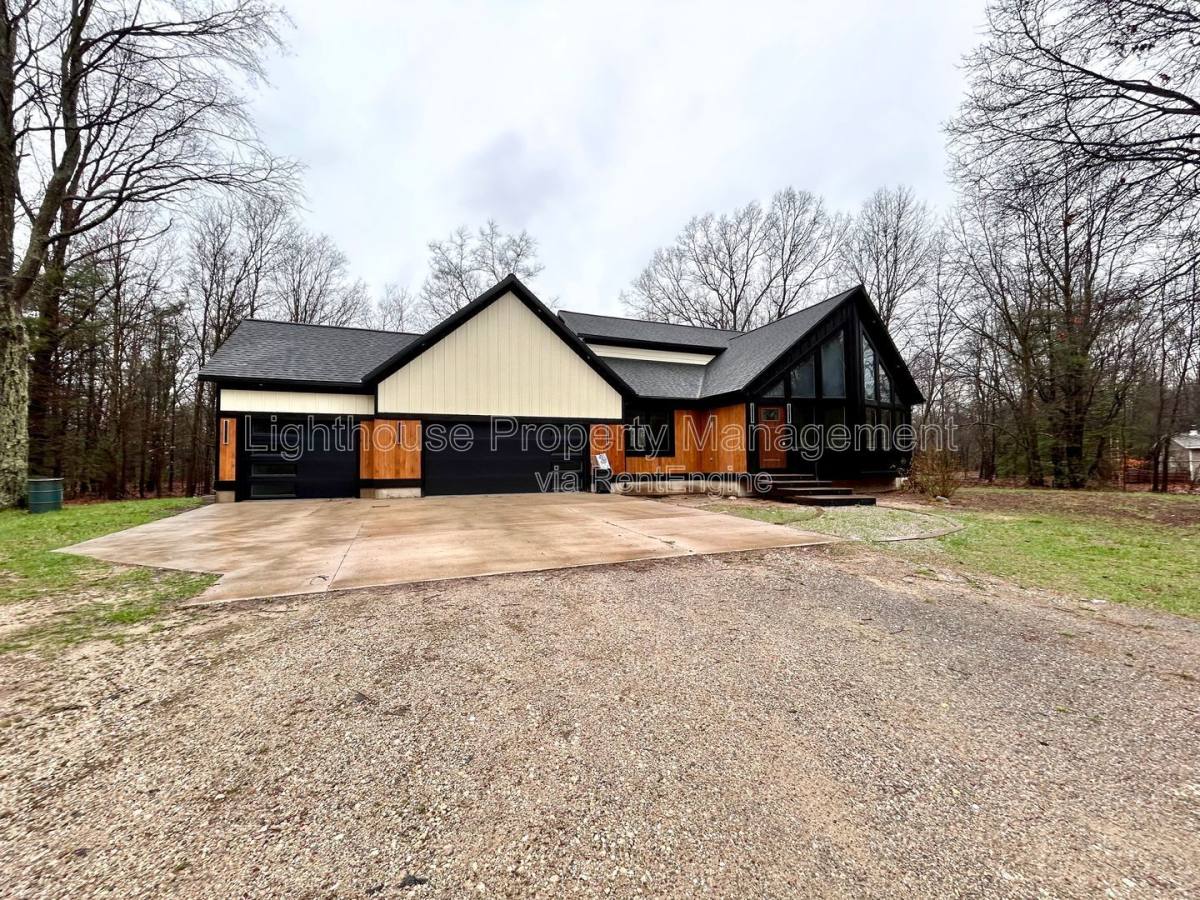 House for rent at 1505 N Green Creek Rd, Muskegon, MI 49445