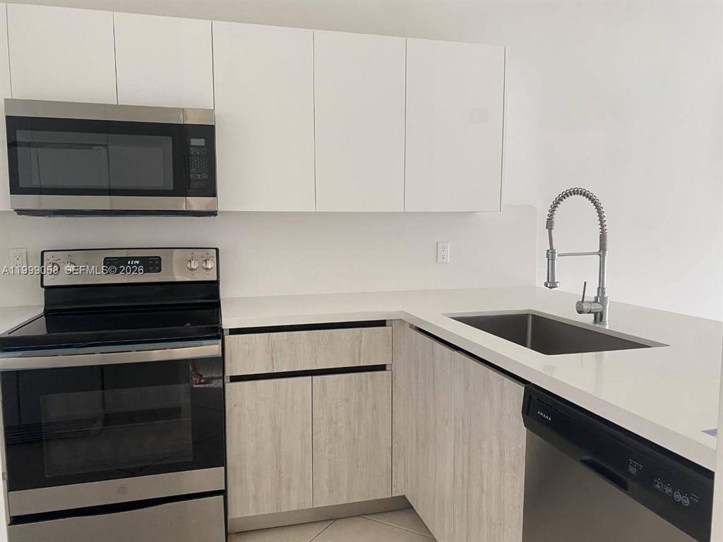 Townhouse for rent at 271 SE 8th St, Hallandale, FL 33009
