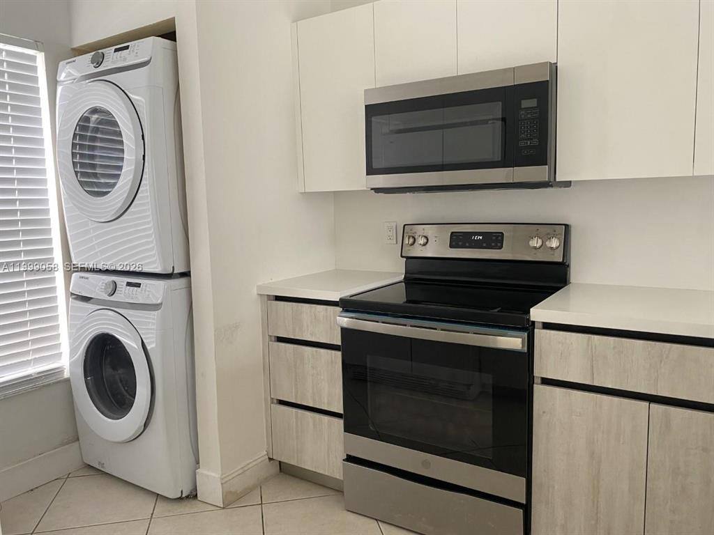 Townhouse for rent at 271 SE 8th St, Hallandale, FL 33009