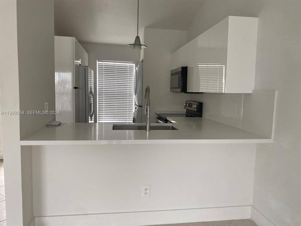 Townhouse for rent at 271 SE 8th St, Hallandale, FL 33009
