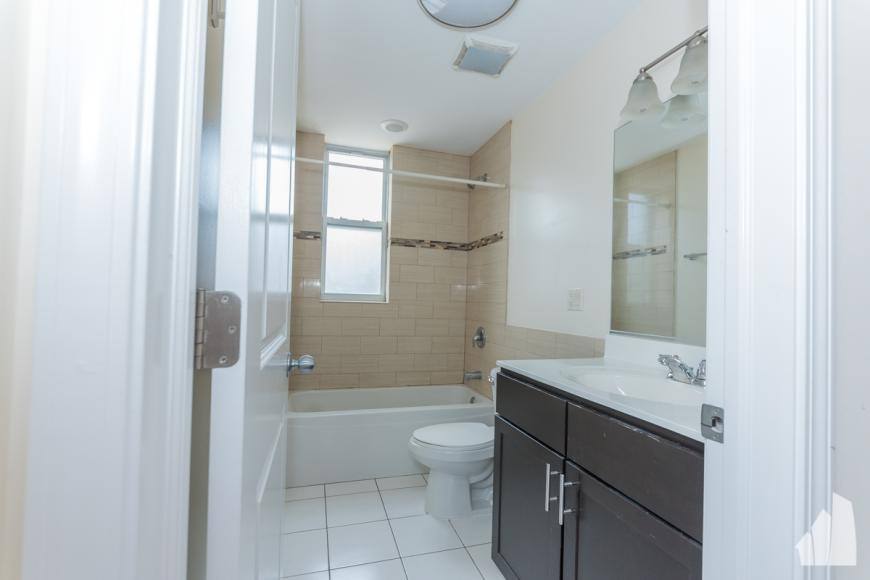 Apartment for rent at 853 W Cornelia Ave, Chicago, IL 60657