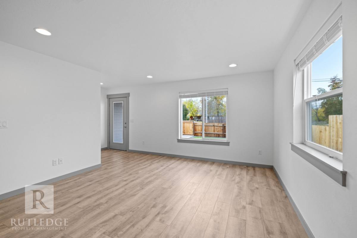 Townhouse for rent at 347 Lozier Lane, Medford, OR 97501