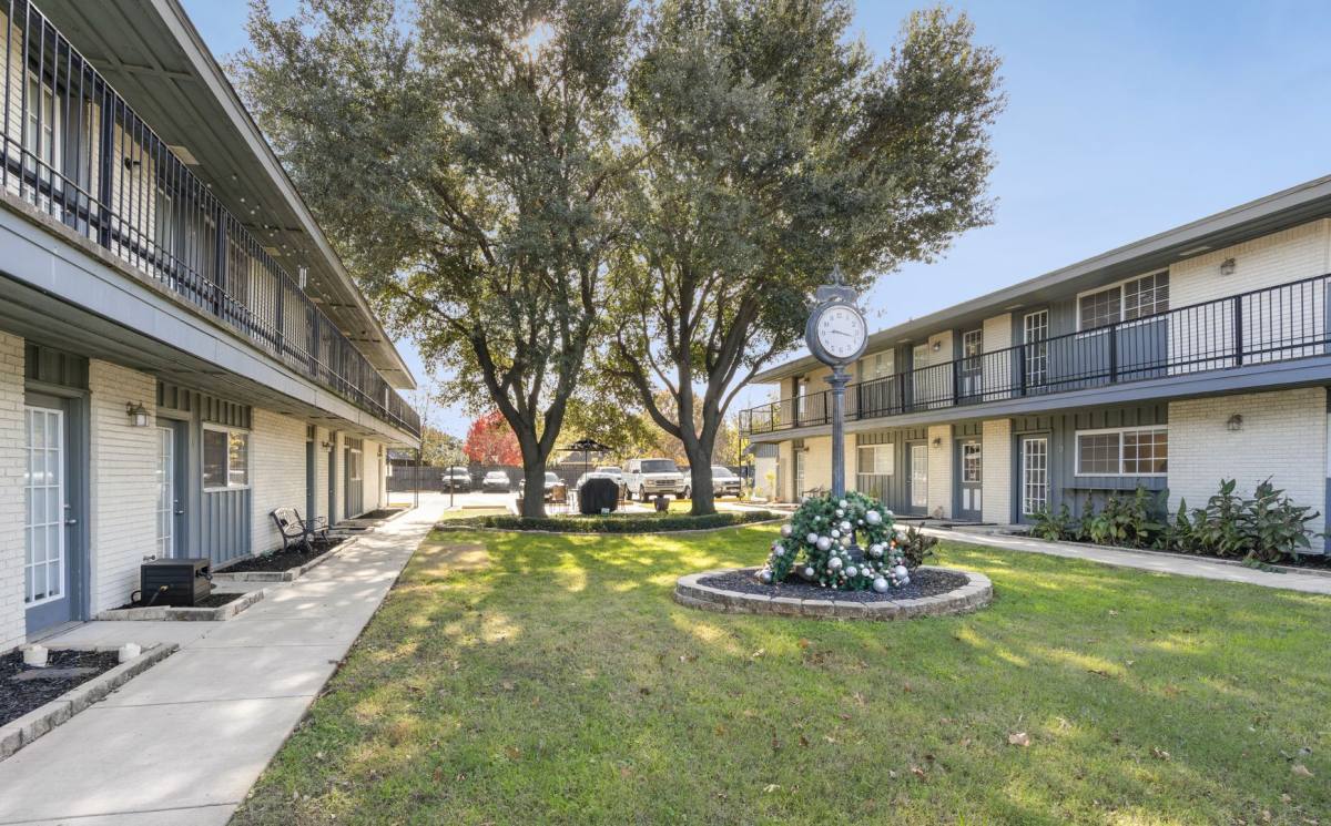 1207 W Wall St, Grapevine, TX 76051