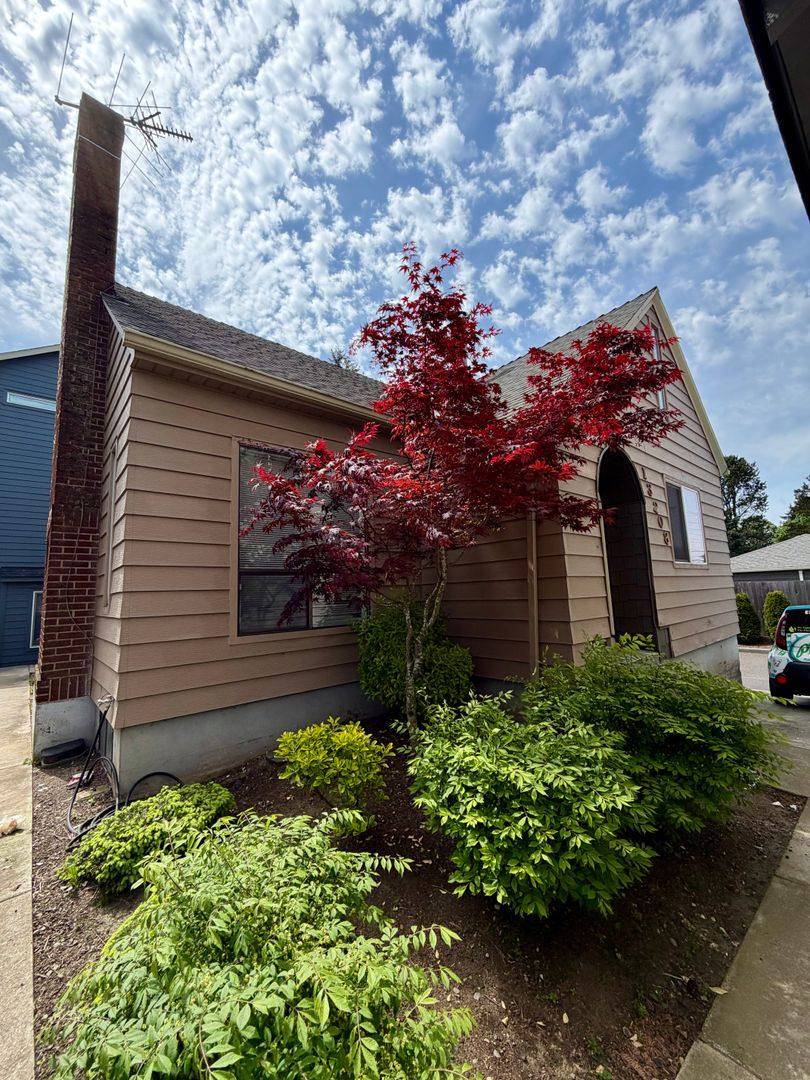 House for rent at 13208 NE Glisan St, Portland, OR 97230