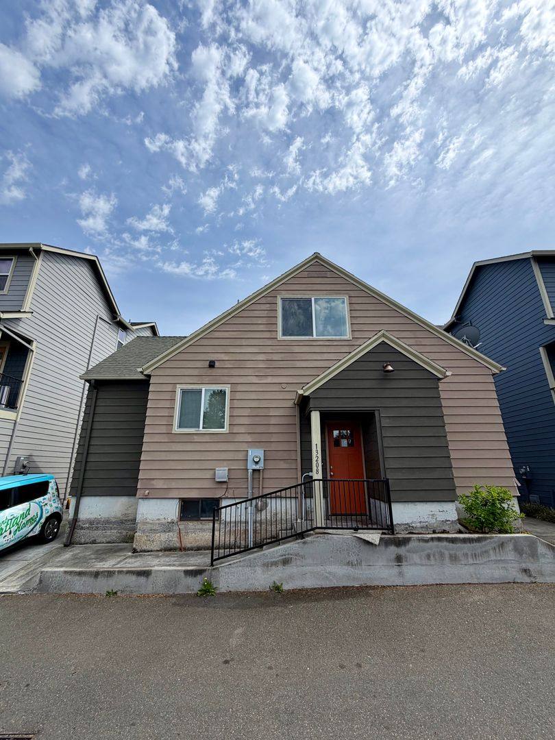 House for rent at 13208 NE Glisan St, Portland, OR 97230