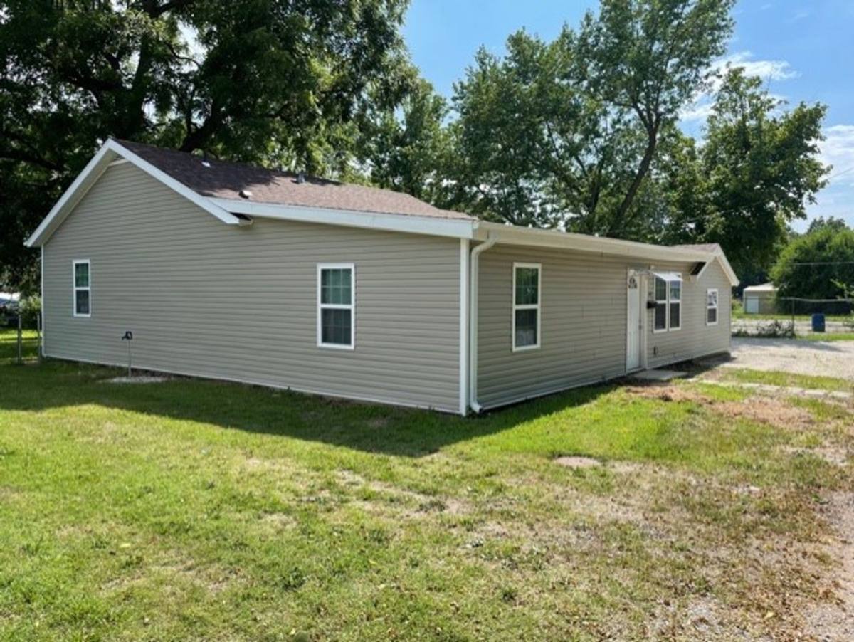 House for rent at 212 W Blaze Rd, Mount Vernon, MO 65712