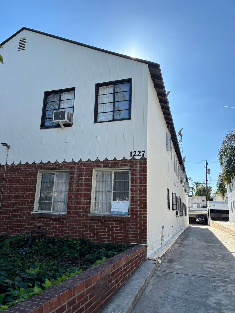 Apartment for rent at 1227 N Crescent Heights, Los Angeles, CA 90046