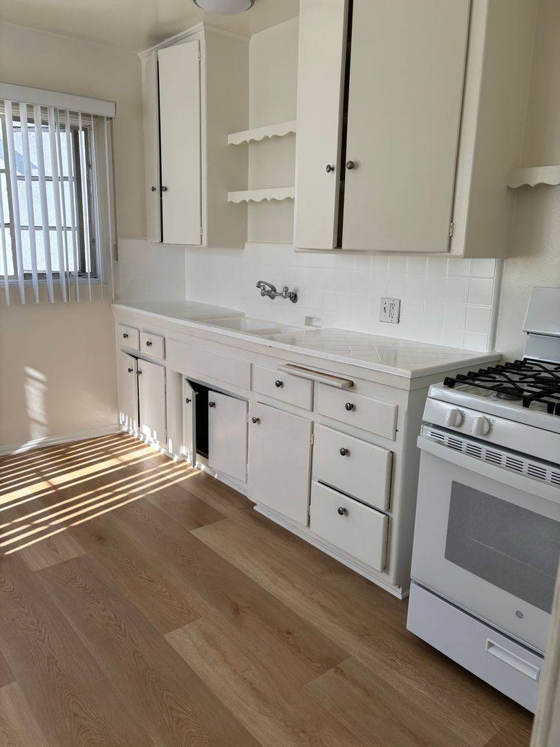 Apartment for rent at 1227 N Crescent Heights, Los Angeles, CA 90046
