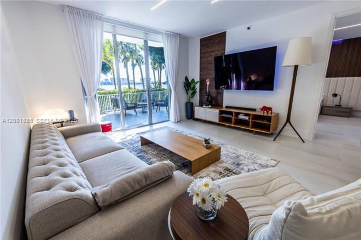 Apartment for rent at 3600 Mystic Pointe Dr, Miami, FL 33180