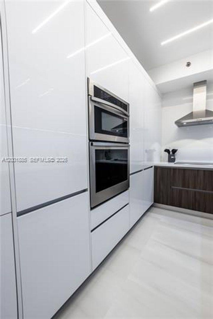 Apartment for rent at 3600 Mystic Pointe Dr, Miami, FL 33180