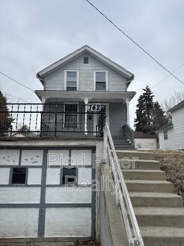 House for rent at 742 W Homer St, Freeport, IL 61032