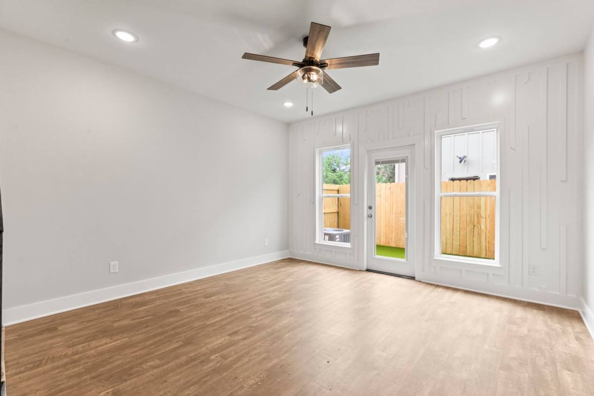 Apartment for rent at 527 N College, Lindale, TX 75771