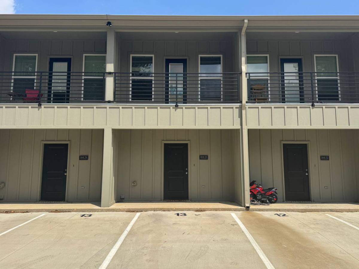 Apartment for rent at 527 N College, Lindale, TX 75771