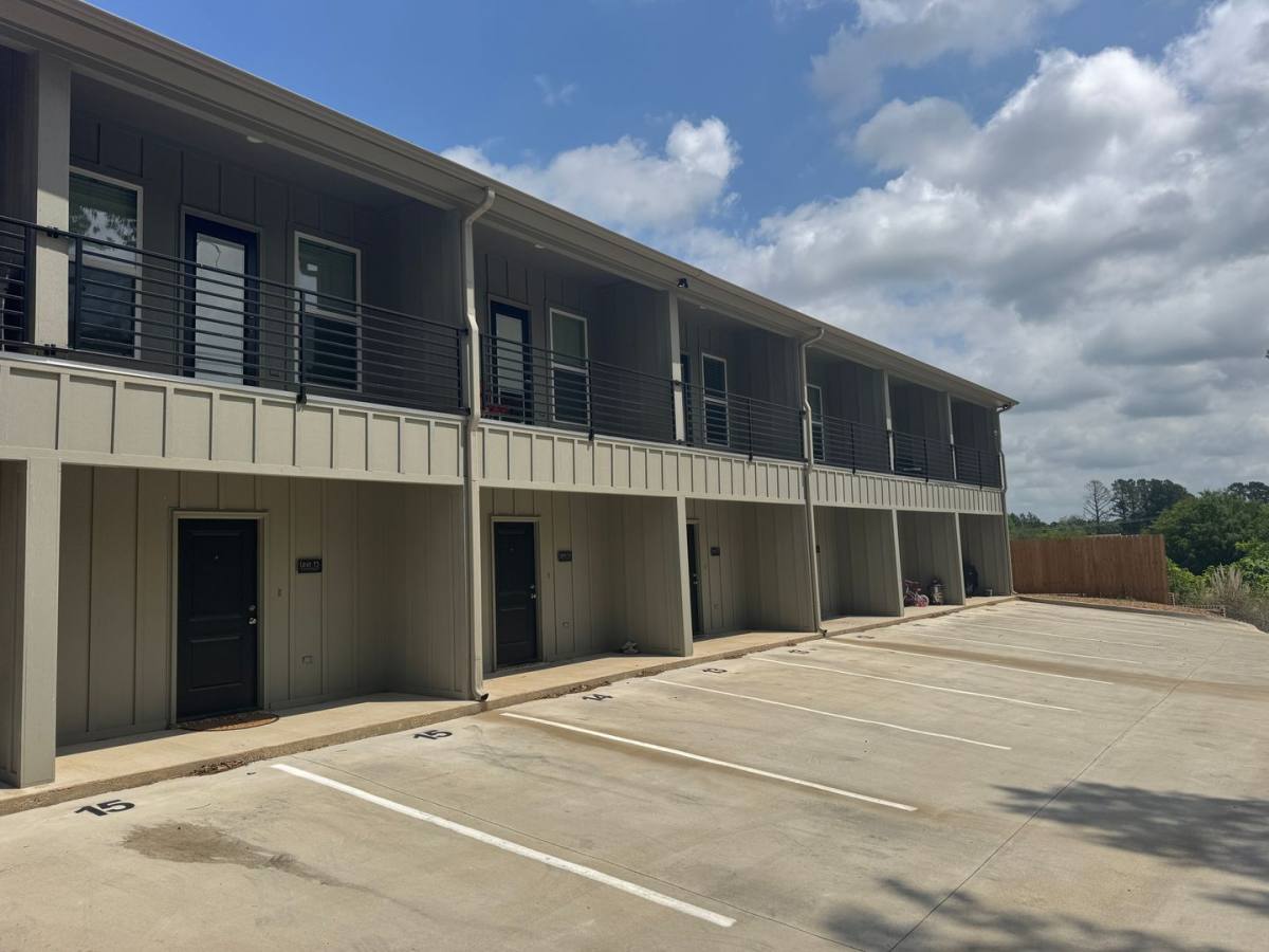 Apartment for rent at 527 N College, Lindale, TX 75771