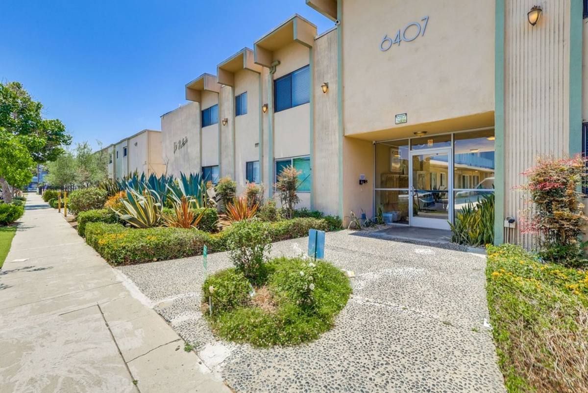 Apartment for rent at 6407 10th Ave, Los Angeles, CA 90043