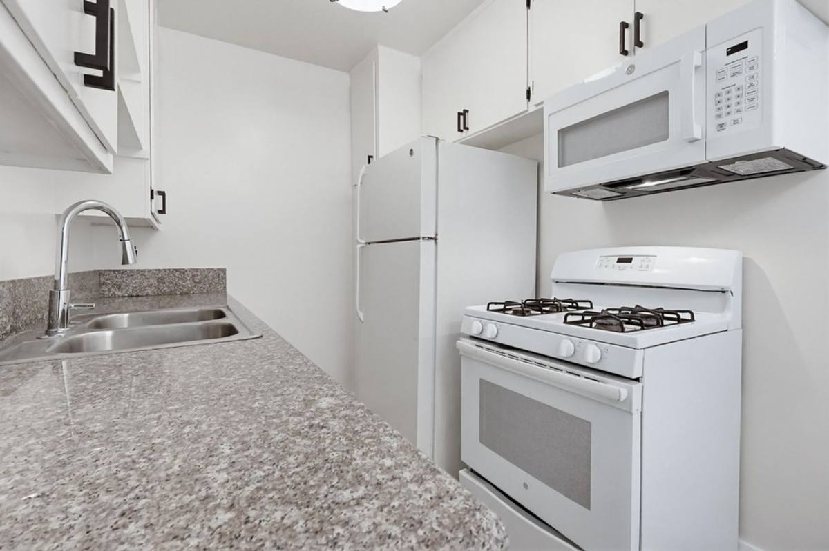 Apartment for rent at 6407 10th Ave, Los Angeles, CA 90043