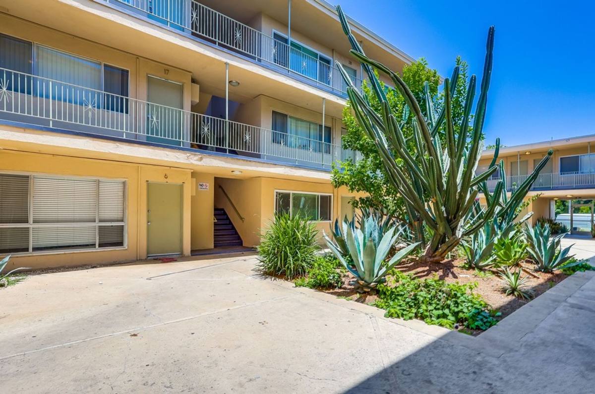 Apartment for rent at 6407 10th Ave, Los Angeles, CA 90043