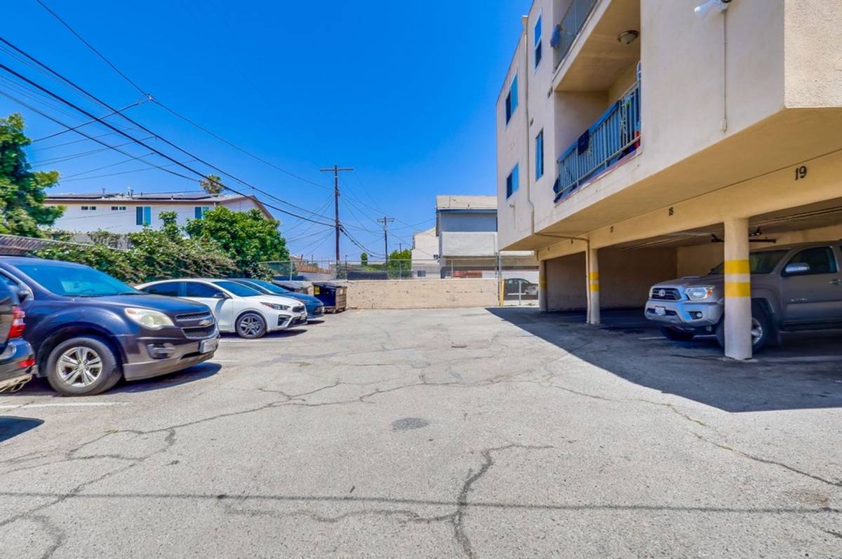 Apartment for rent at 6407 10th Ave, Los Angeles, CA 90043