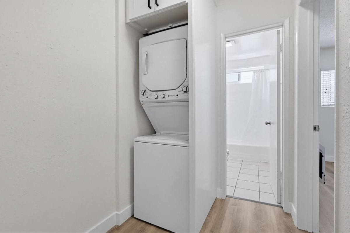 Apartment for rent at 6407 10th Ave, Los Angeles, CA 90043