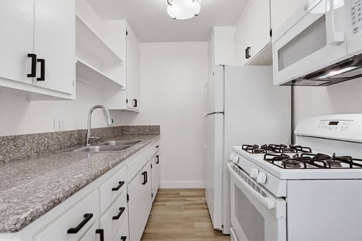 Apartment for rent at 6407 10th Ave, Los Angeles, CA 90043