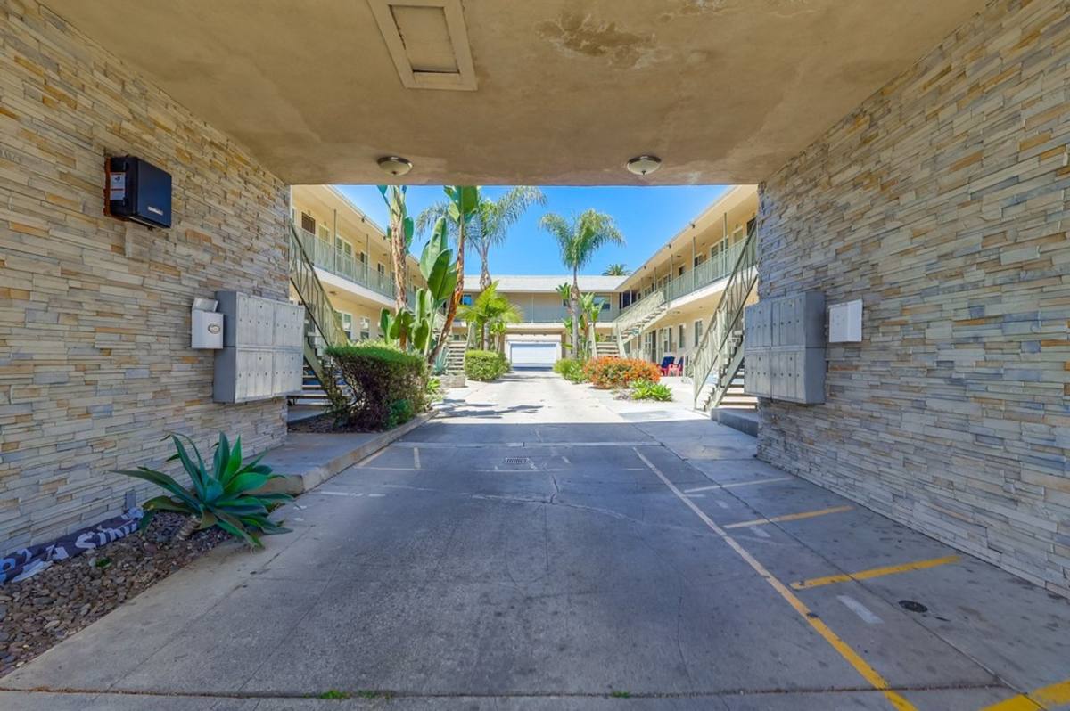 Apartment for rent at 6627 - 6635 Crenshaw Blvd, Los Angeles, CA 90043
