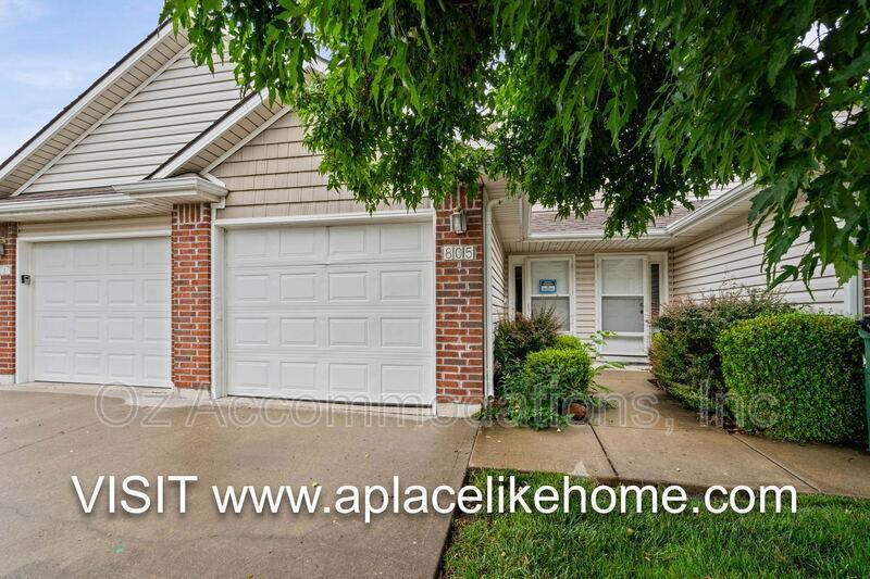 Townhouse for rent at 805 SW Imperial Lane, Lees Summit, MO 64064