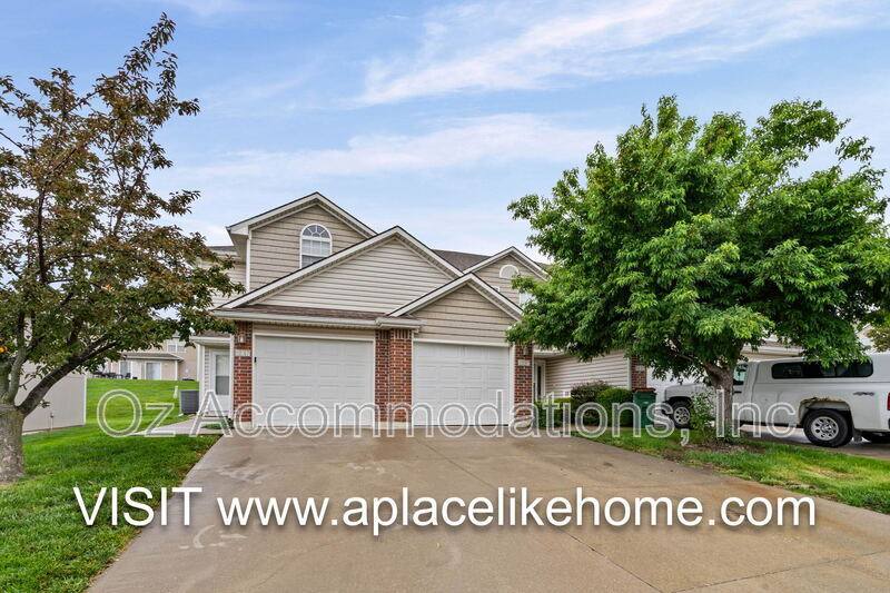 Townhouse for rent at 805 SW Imperial Lane, Lees Summit, MO 64064