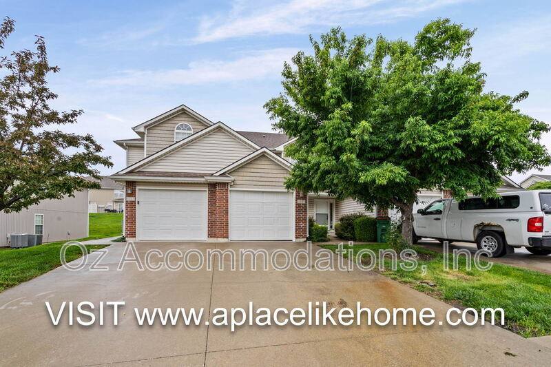 Townhouse for rent at 805 SW Imperial Lane, Lees Summit, MO 64064