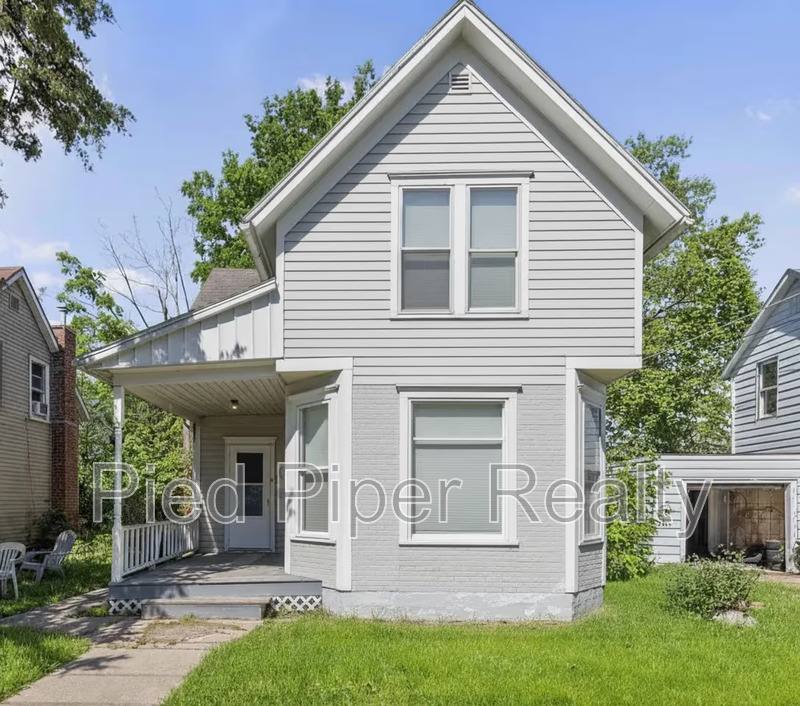 House for rent at 816 S James Ave, Freeport, IL 61032
