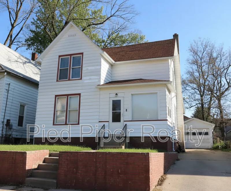 House for rent at 803 S James Ave, Freeport, IL 61032