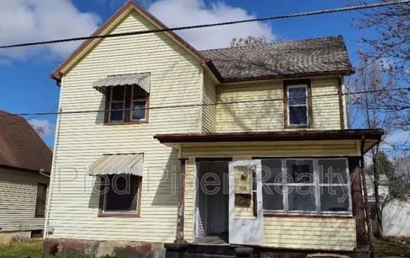 House for rent at 320 W Clark St, Freeport, IL 61032