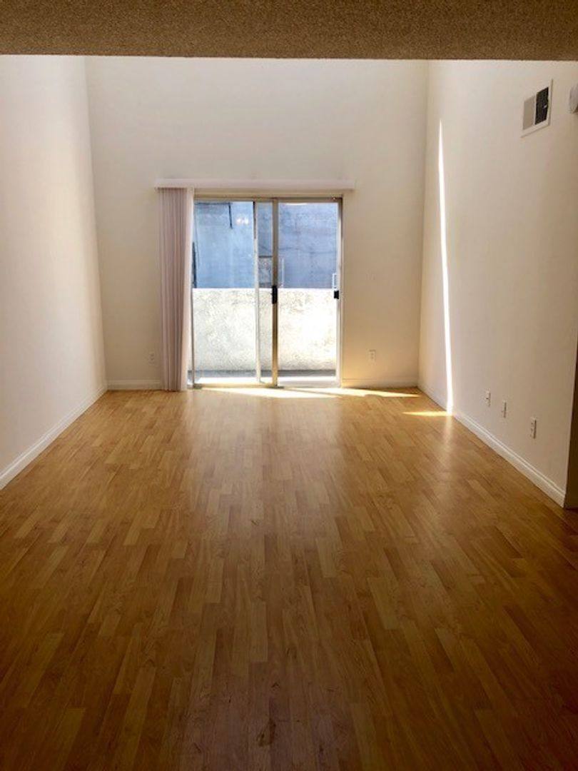Apartment for rent at 400 S Harvard Blvd, Los Angeles, CA 90020