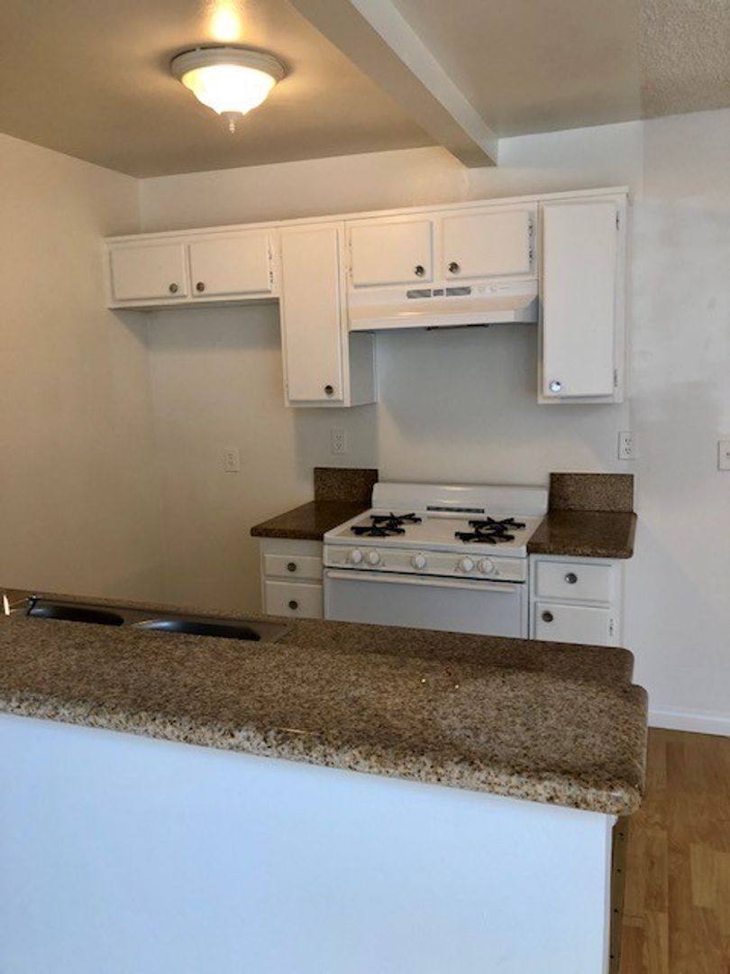 Apartment for rent at 400 S Harvard Blvd, Los Angeles, CA 90020