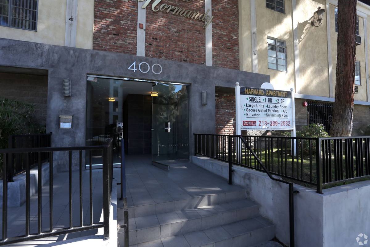 Apartment for rent at 400 S Harvard Blvd, Los Angeles, CA 90020