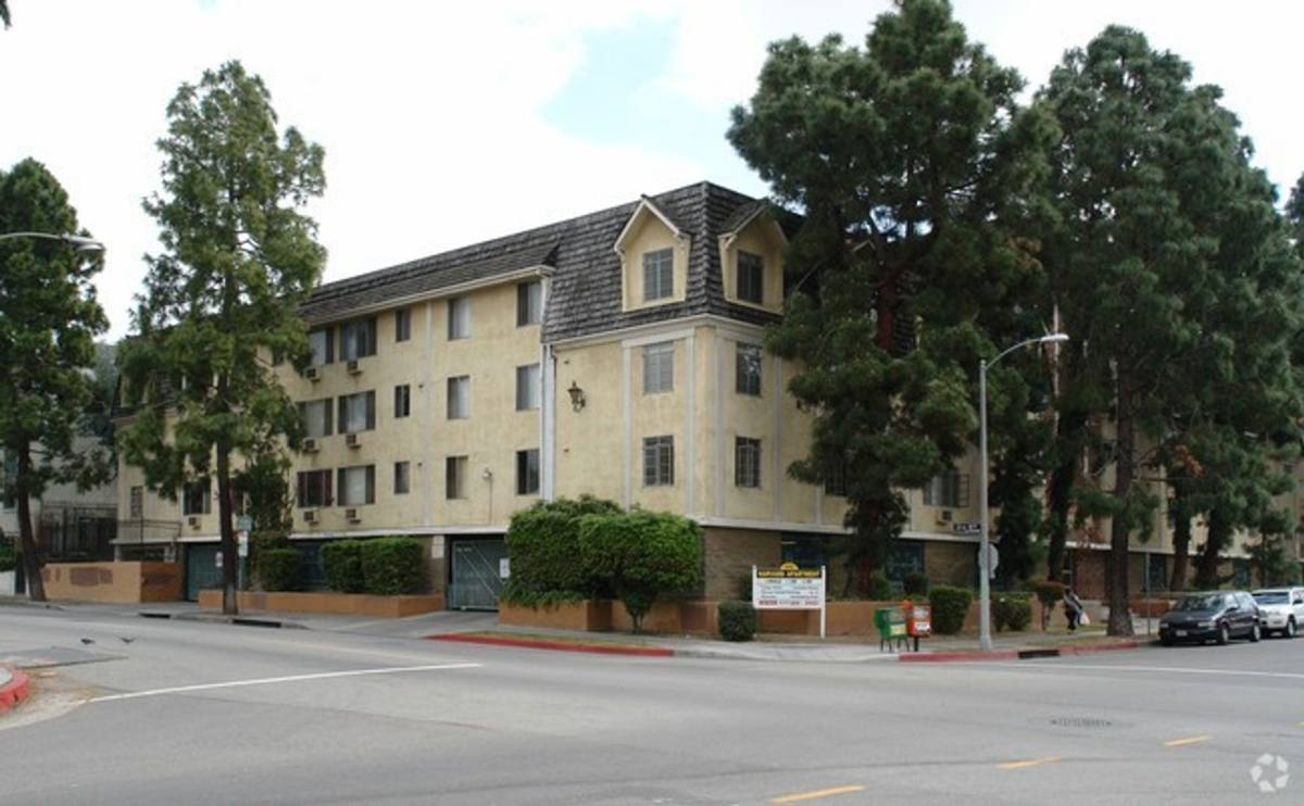Apartment for rent at 400 S Harvard Blvd, Los Angeles, CA 90020