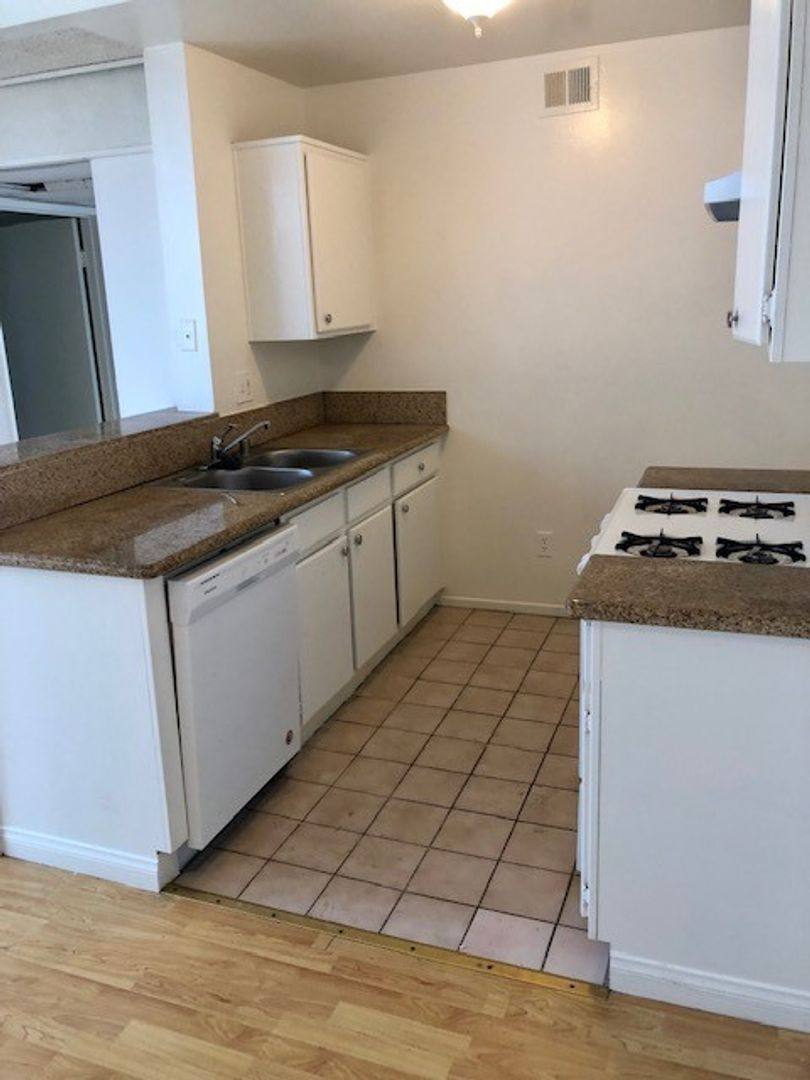 Apartment for rent at 400 S Harvard Blvd, Los Angeles, CA 90020