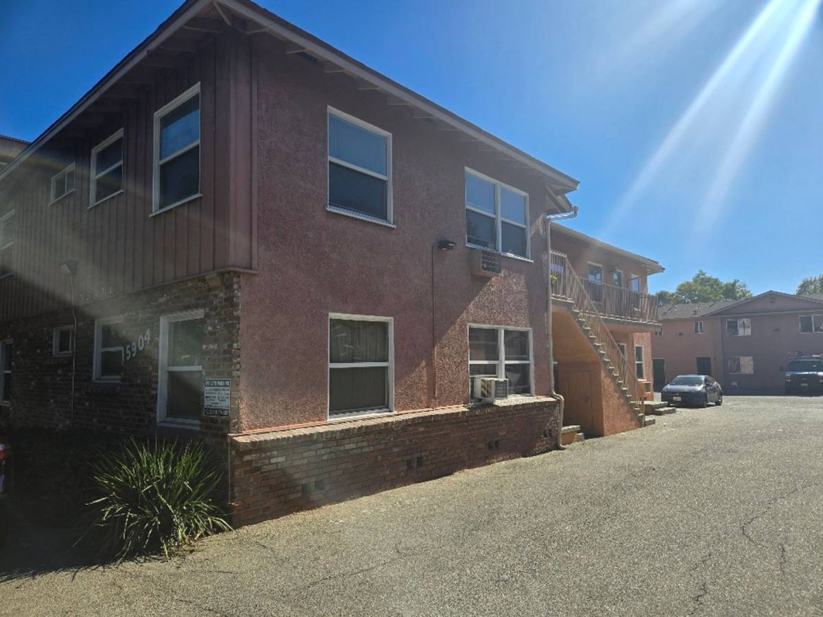 Apartment for rent at 15904 Sherman Way, Van Nuys, CA 91406
