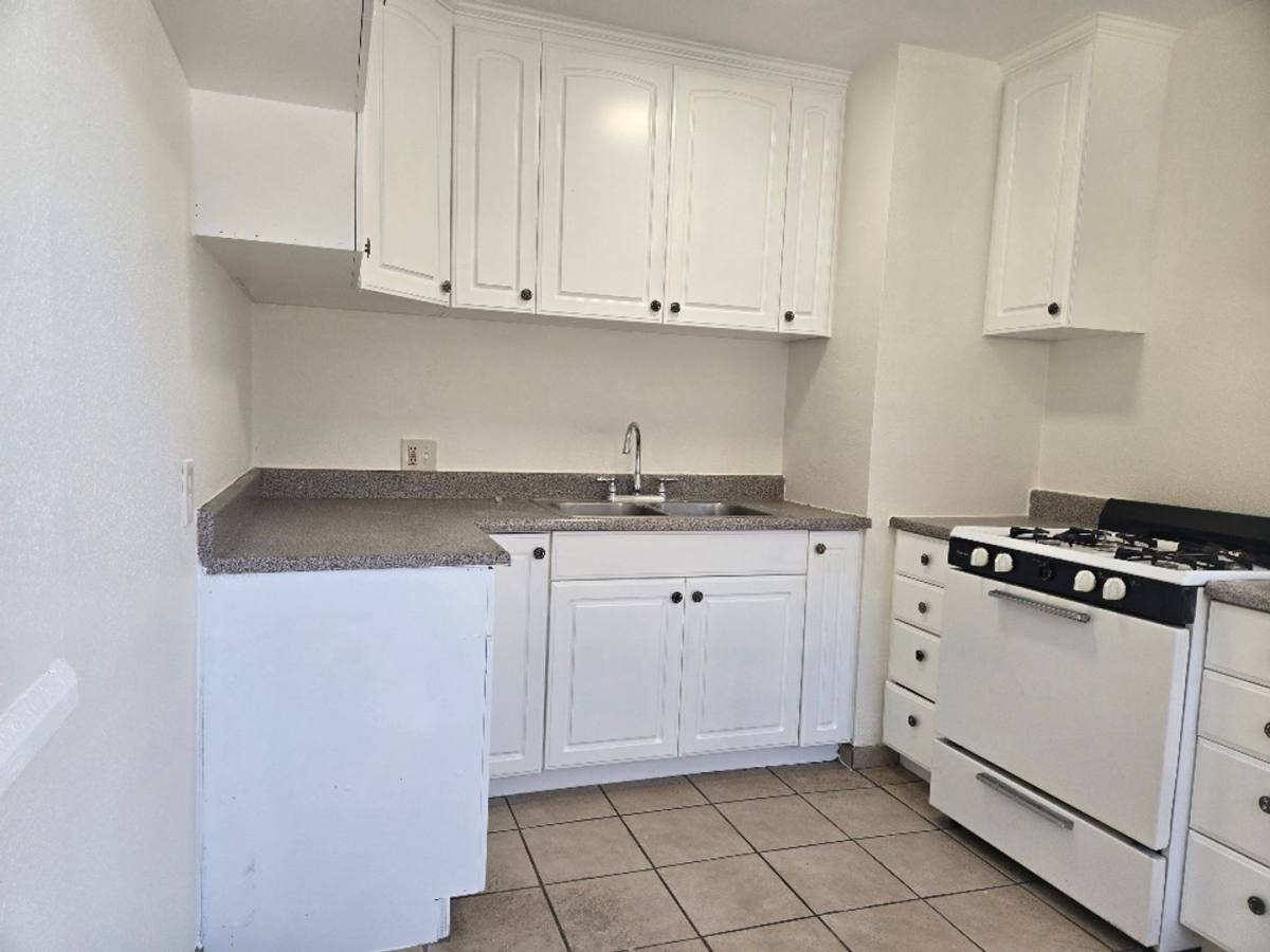 Apartment for rent at 15904 Sherman Way, Van Nuys, CA 91406