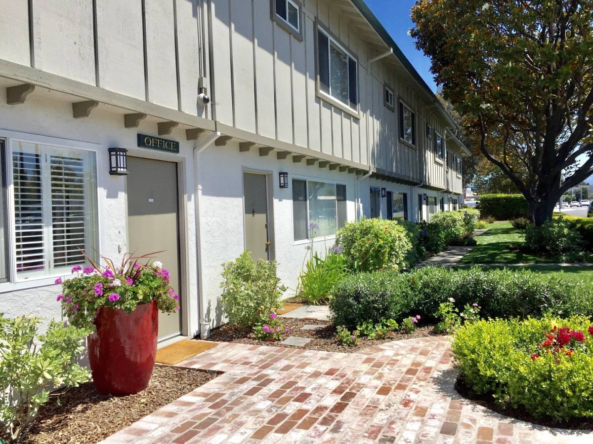 Townhouse for rent at 1674 Hollenbeck Ave, Sunnyvale, CA 94087