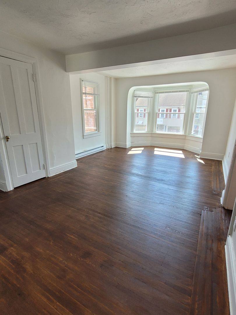 Apartment for rent at 565 W Market St, York, PA 17401