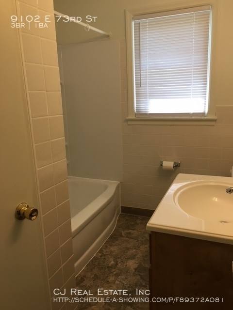 House for rent at 9102 E 73rd St, Kansas City, MO 64133